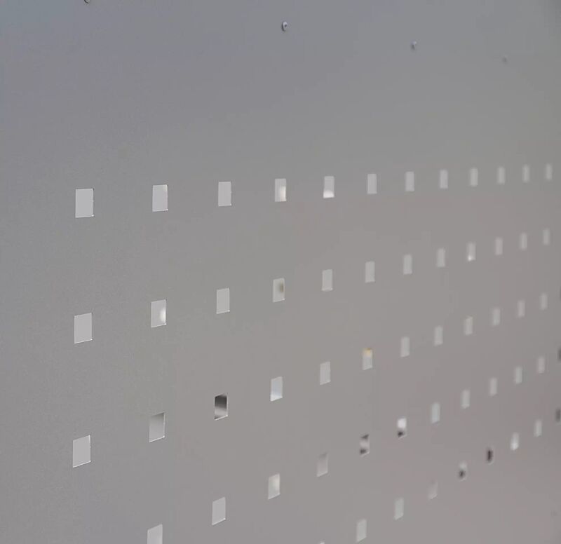 aus gelasertem Blech mit Quadratlochmuster