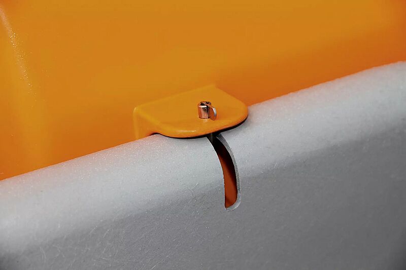 Streugutbehälter STREW mit Entnahmeöffnung und Nachrutscheinsatz