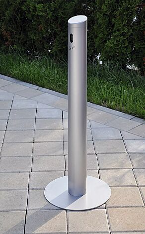 Standascher SMOKER aus Aluminium, mit Fußplatte, in RAL 9006 weißaluminium