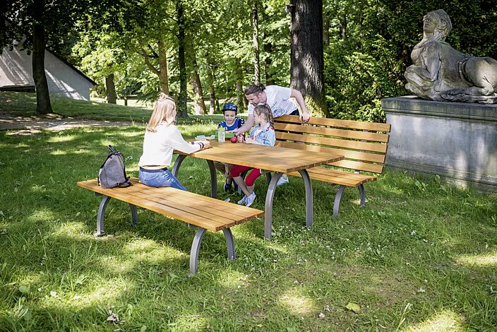 Sitzbänke ELBA ohne und mit Rückenlehne und Tisch ELBA, mit Eschenholzbelattung