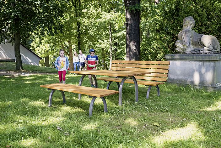 Sitzbänke ELBA ohne und mit Rückenlehne und Tisch ELBA, mit Eschenholzbelattung