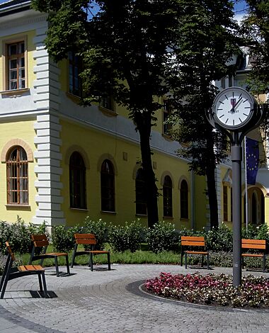 Sitz VERA mit Rückenlehne, mit Jatobaholzbelattung, Stahlteile in RAL 7016 anthrazitgrau