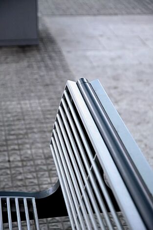 Sitzbank VERA mit Rückenlehne, doppelseitig, mit Rundstahlauflage in RAL 9006 weißaluminium, Stahlteile RAL 7016 anthrazitgrau (zweifarbig auf Anfrage)