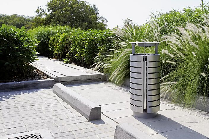 Abfallbehälter DIAGONAL, rund, mit Schutzdach und Ascher, Korpus: gestanztes Edelstahlblech, Stahlteile in RAL 9007 graualuminium