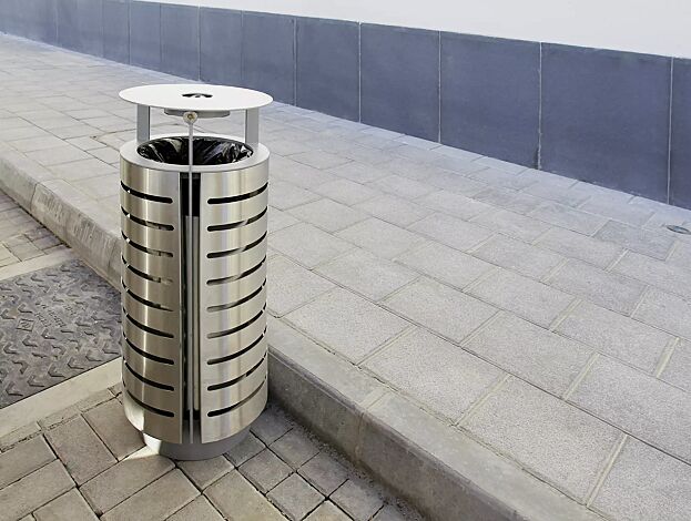 Abfallbehälter DIAGONAL, rund, mit Schutzdach und Ascher, Korpus: gestanztes Edelstahlblech, Stahlteile in RAL 9007 graualuminium