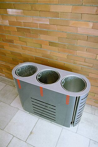 Abfallbehälter DIAGONAL TRIO, Korpus: gestanztes Edelstahlblech, Stahlteile in RAL 9006 weißaluminium