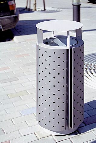 Abfallbehälter DIAGONAL, rund, mit Schutzdach, Korpus: perforiertes Stahlblech, in RAL 9006 weißaluminium und RAL 9007 graualuminium (zweifarbig auf Anfrage)