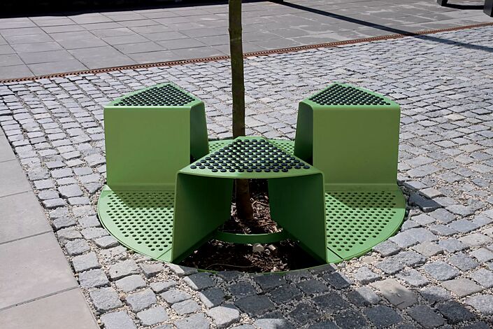 Baumschutzrost SINUS mit 3 Sitzen, Sitz mit Kunststoffnoppen, in RAL 6010 grasgrün
