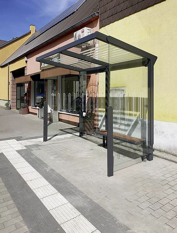 Wartehalle AUREO, Dachbreite x Dachtiefe 2860 mm x 1855 mm, Rück- / Seitenwände ESG Klarglas mit Scheibendekor, Dacheindeckung VSG Klarglas mit Siebdruckstreifen, inkl. Sitzbank, Stahlkonstruktion in DB 703 eisenglimmer