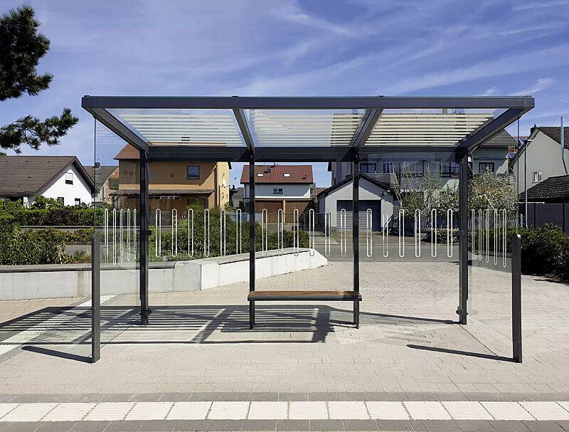 Wartehalle AUREO, Dachbreite x Dachtiefe 4220 mm x 1855 mm, Rück- / Seitenwände ESG Klarglas mit Scheibendekor, Dacheindeckung VSG Klarglas mit Siebdruckstreifen, inkl. Sitzbank, Stahlkonstruktion in DB 703 eisenglimmer