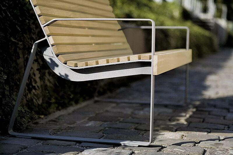Sitzbank PREVA URBANA mit Rückenlehne und Armlehnen, mit Robinienholzbelattung, Stahlteile in RAL 9007 graualuminium