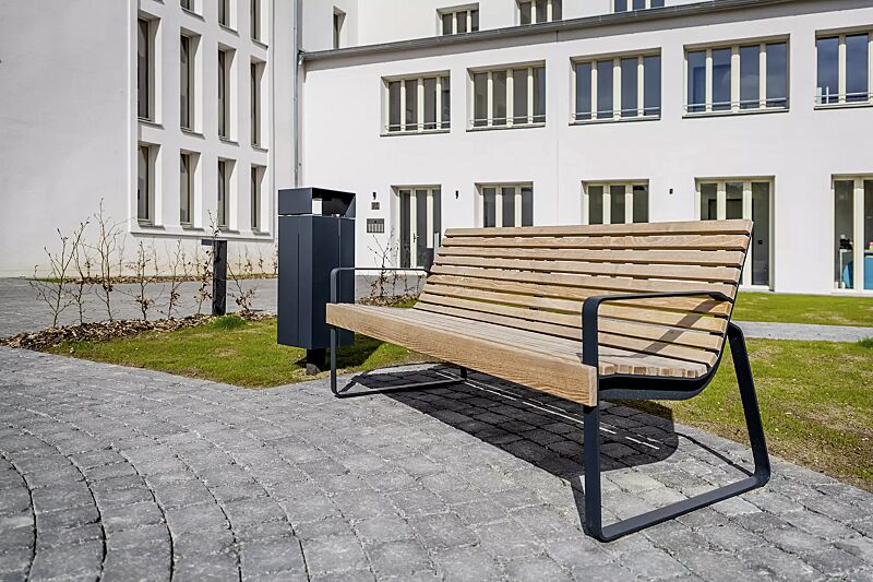 Sitzbank PREVA URBANA mit Rückenlehne und Armlehnen, mit Robinienholzbelattung, Stahlteile in RAL 7016 anthrazitgrau und Abfallbehälter NANUK