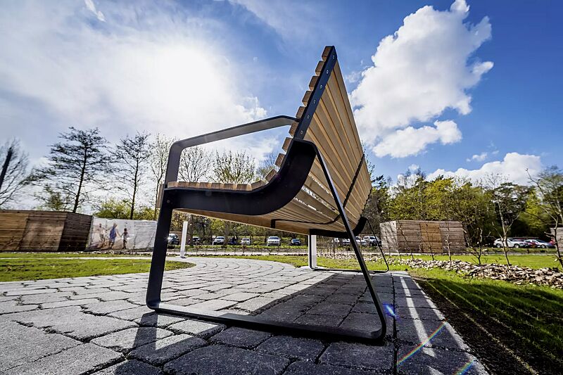 Sitzbank PREVA URBANA mit Rückenlehne und Armlehnen, mit Robinienholzbelattung, Stahlteile in RAL 7016 anthrazitgrau