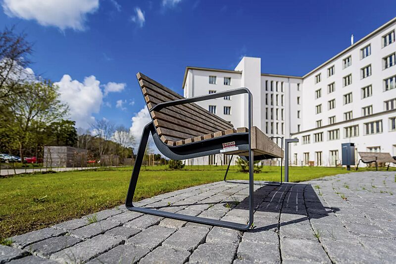 Sitzbank PREVA URBANA mit Rückenlehne und Armlehnen, mit Robinienholzbelattung, Stahlteile in RAL 7016 anthrazitgrau und Abfallbehälter NANUK