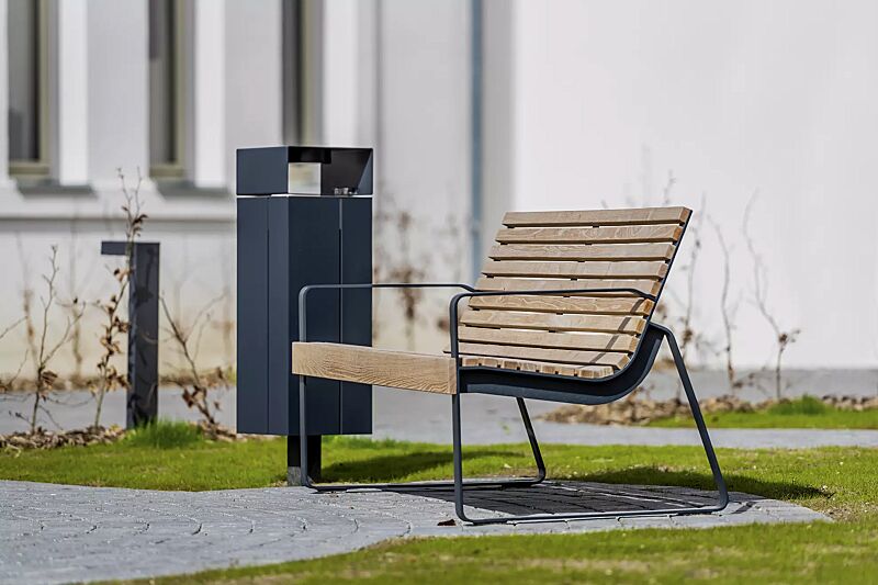 Sitzbank PREVA URBANA mit Rückenlehne und Armlehnen, mit Robinienholzbelattung, Stahlteile in RAL 7016 anthrazitgrau und Abfallbehälter NANUK