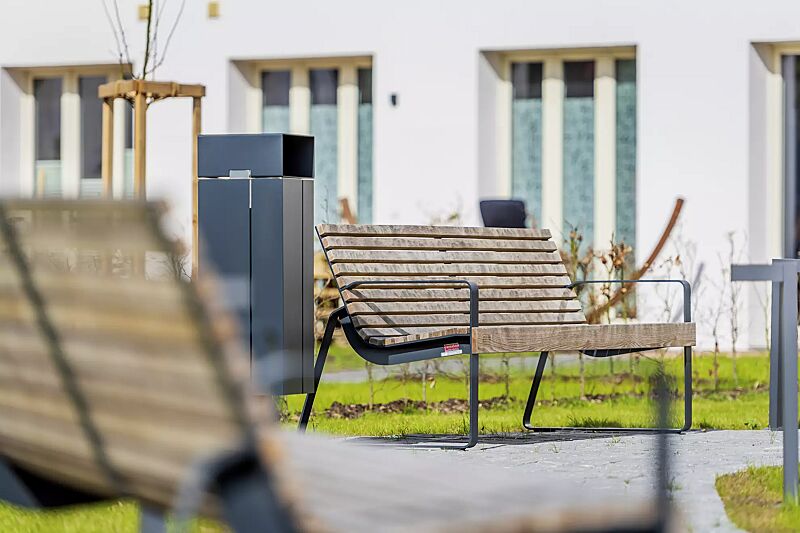 Sitzbank PREVA URBANA mit Rückenlehne und Armlehnen, mit Robinienholzbelattung, Stahlteile in RAL 7016 anthrazitgrau und Abfallbehälter NANUK