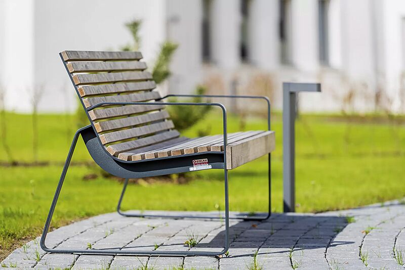 Sitzbank PREVA URBANA mit Rückenlehne und Armlehnen, mit Robinienholzbelattung, Stahlteile in RAL 7016 anthrazitgrau