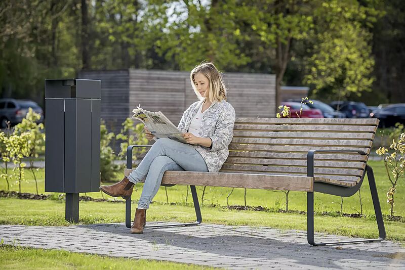 Sitzbank PREVA URBANA mit Rückenlehne und Armlehnen, mit Robinienholzbelattung, Stahlteile in RAL 7016 anthrazitgrau und Abfallbehälter NANUK
