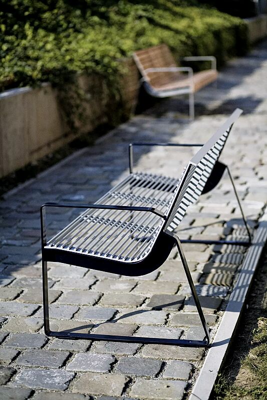 Sitzbank PREVA URBANA mit Rückenlehne und Armlehnen, Stahlteile in RAL 9005 tiefschwarz