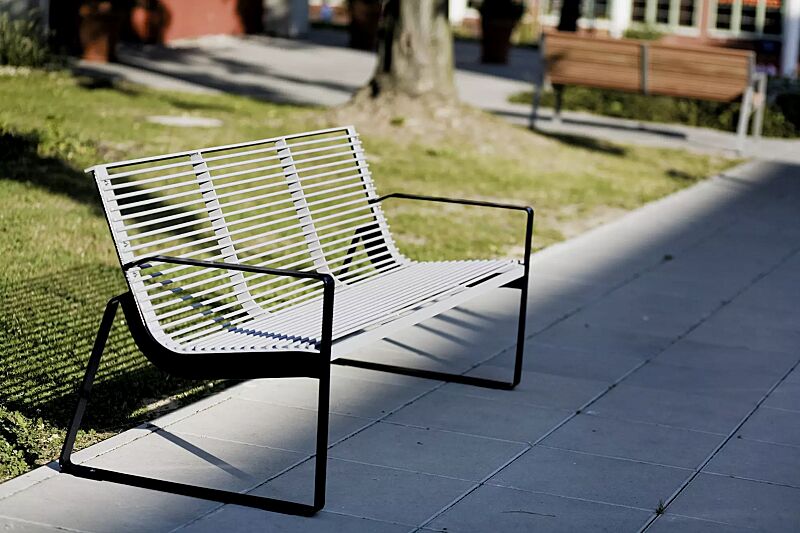 Sitzbank PREVA URBANA mit Rückenlehne und Armlehnen, Stahlteile in RAL 9005 tiefschwarz