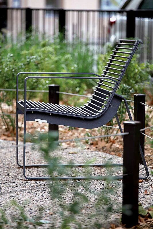 Sitz PREVA URBANA mit Rückenlehne und Armlehnen, in RAL 7016 anthrazitgrau