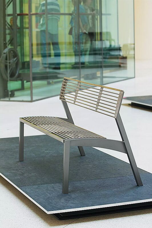 Sitzkbank VERA mit Rückenlehne, mit Edelstahl-Rundstahlauflage, Stahlteile in DB 703 eisenglimmer