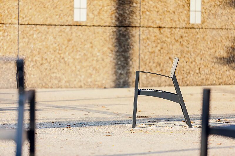 Sitz VERA mit Rückenlehne und Armlehnen, Rundstahlauflage in RAL 9007 graualuminium, Stahlteile in RAL 7016 anthrazitgrau (zweifarbig auf Anfrage)