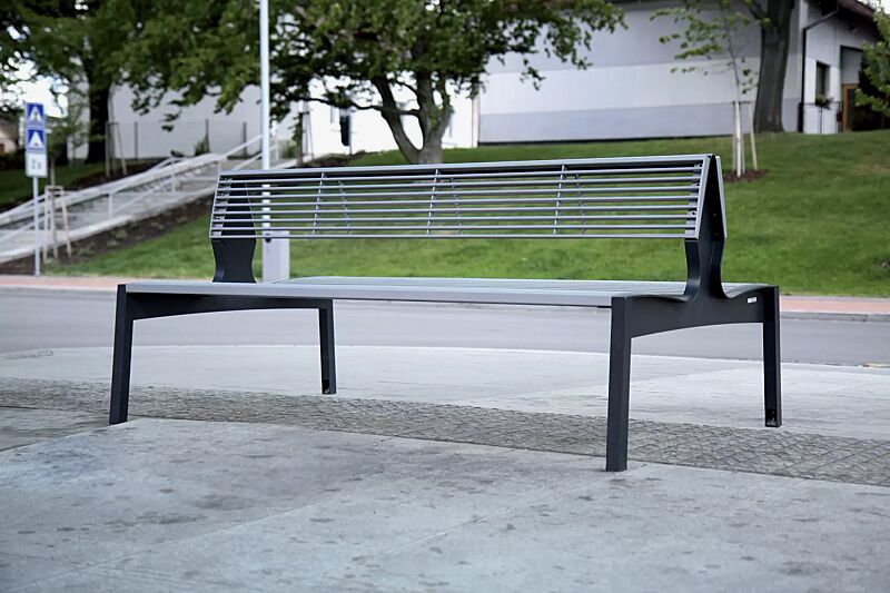 Sitzbank VERA mit Rückenlehne, doppelseitig, mit Rundstahlauflage in RAL 9006 weißaluminium, Stahlteile RAL 7016 anthrazitgrau (zweifarbig auf Anfrage)