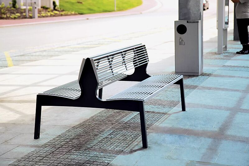 Sitzbank VERA mit Rückenlehne, doppelseitig, mit Rundstahlauflage in RAL 9006 weißaluminium, Stahlteile RAL 7016 anthrazitgrau (zweifarbig auf Anfrage)