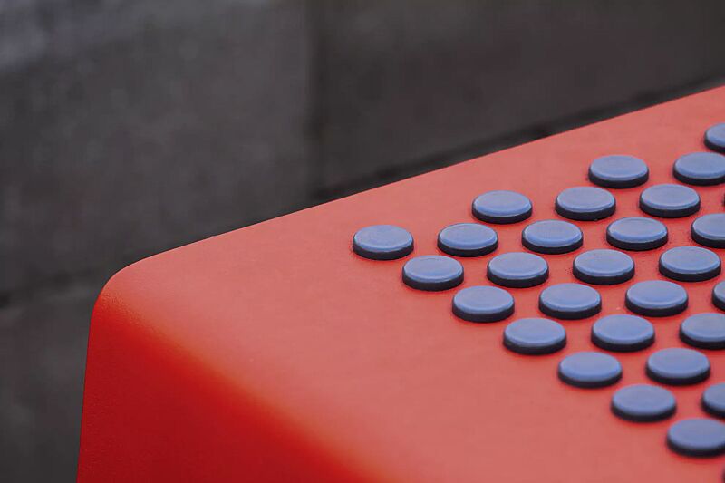 Detail: Sitzfläche mit Kunststoffnoppen