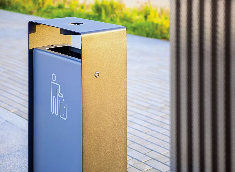 Abfallbehälter RADIUM in RAL 7016 anthrazitgrau und RAL 9007 graualuminium (zweifarbig auf Anfrage), Siebdruck in RAL 9003 signalweiß