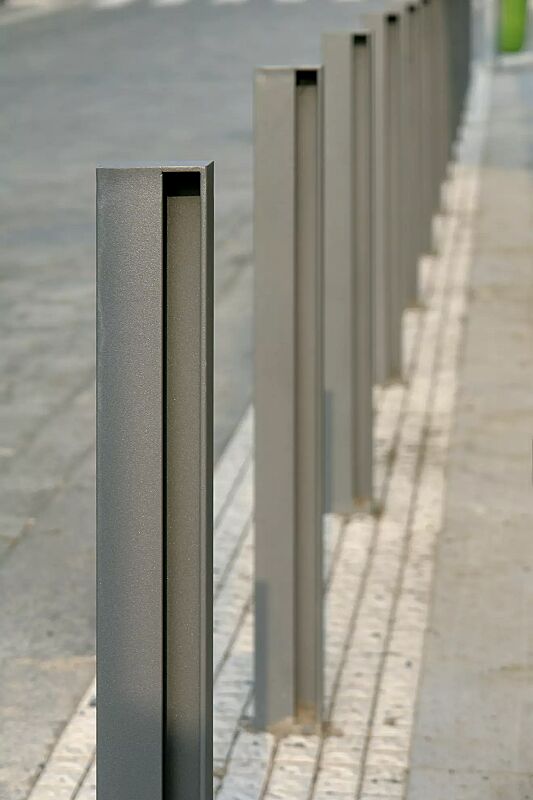 Poller ELIAS ohne Stadtwappen, zum Aufdübeln bei -100 mm, in DB 703 eisenglimmer