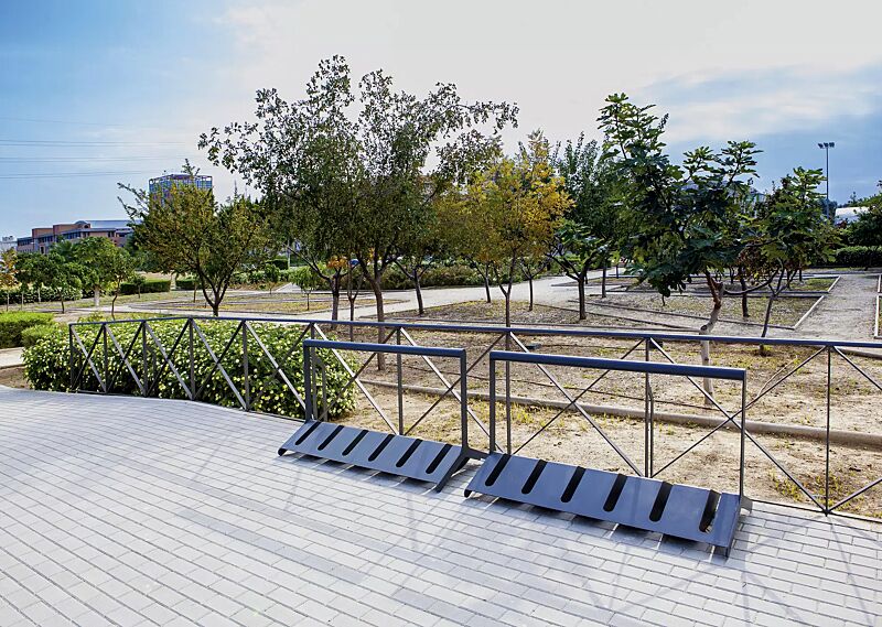 Fahrradständer VELO, doppelseitig, mit Griffstange, feuerverzinkt und pulverbeschichtet in DB 703 eisenglimmer, 6 Stellplätze