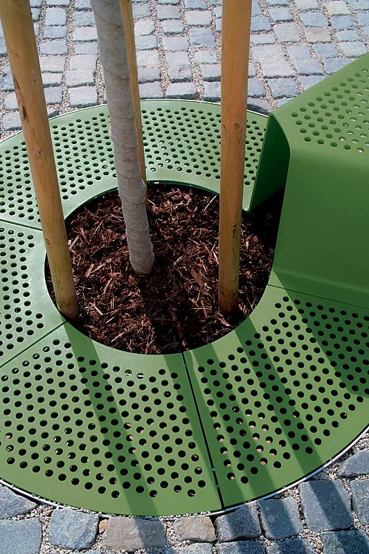Baumschutzrost SINUS mit 1 Sitz, Sitz ohne Kunststoffnoppen, in RAL 6010 grasgrün