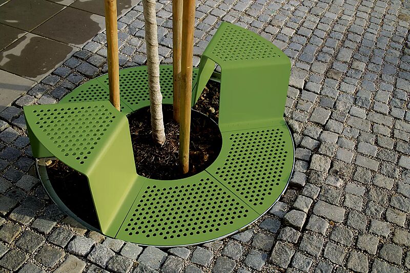 Baumschutzrost SINUS mit 2 Sitzen, Sitze ohne Kunststoffnoppen, in RAL 6010 grasgrün