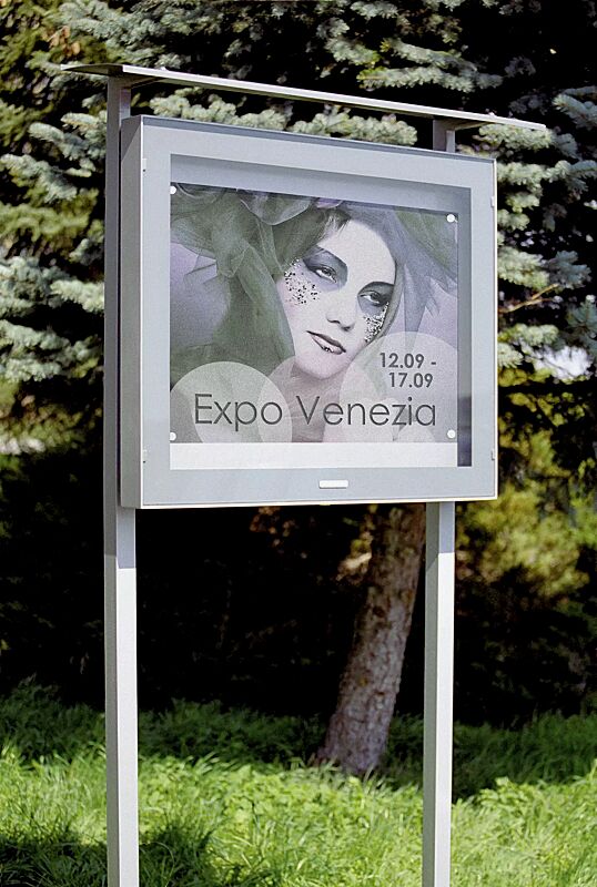 Schaukasten C-LIGHT IF mit Quadratrohrständern zum Aufdübeln und Überdachung, in RAL 9007 graualuminium