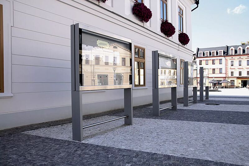 Schaukasten C-LIGHT IF mit Rechteckrohrständern zum Aufdübeln, doppelseitig, in RAL 9007 graualuminium