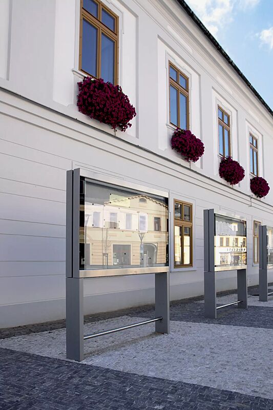 Schaukasten C-LIGHT IF mit Rechteckrohrständern zum Aufdübeln, doppelseitig, in RAL 9007 graualuminium