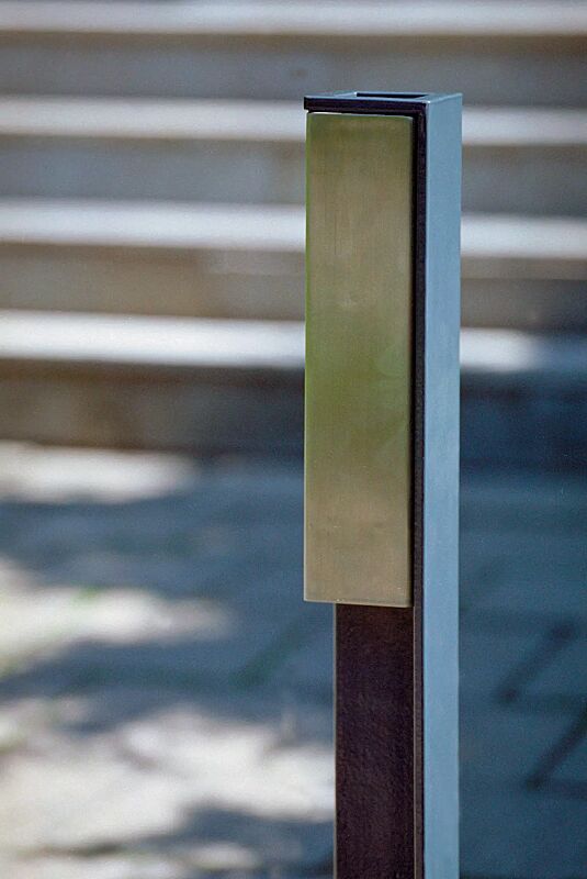 Detail: Edelstahlascher