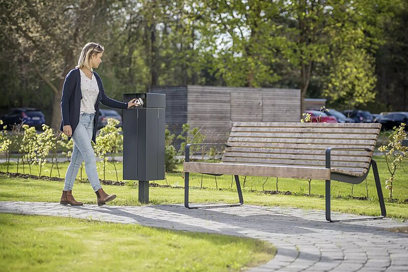 Abfallbehälter NANUK, quadratisch, mit Schutzdach und Ascher, Korpus: Stahlblech, in RAL 7016 anthrazitgrau und Sitzbank PREVA URBANA