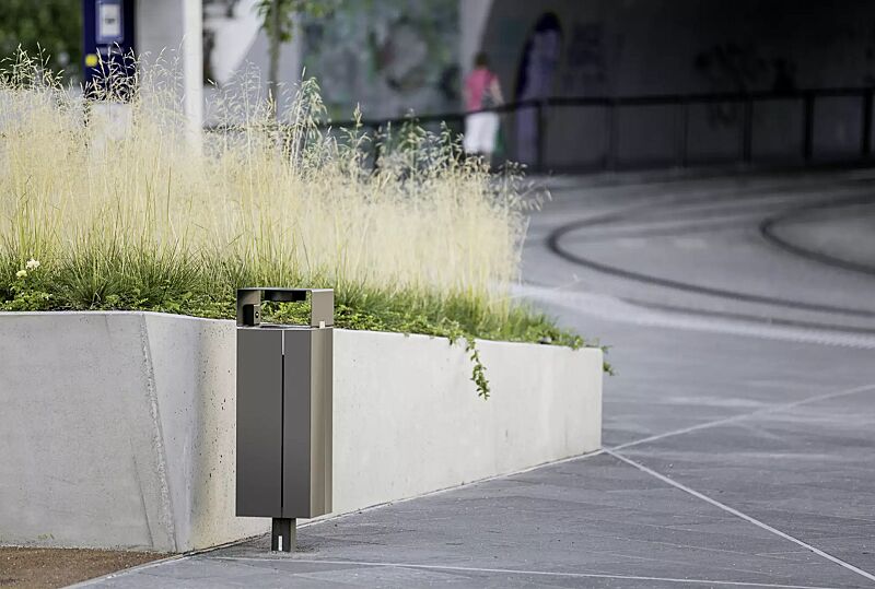 Abfallbehälter NANUK mit Schutzdach und Ascher, Korpus: Edelstahlblech, Stahlteile in RAL 9007 graualuminium