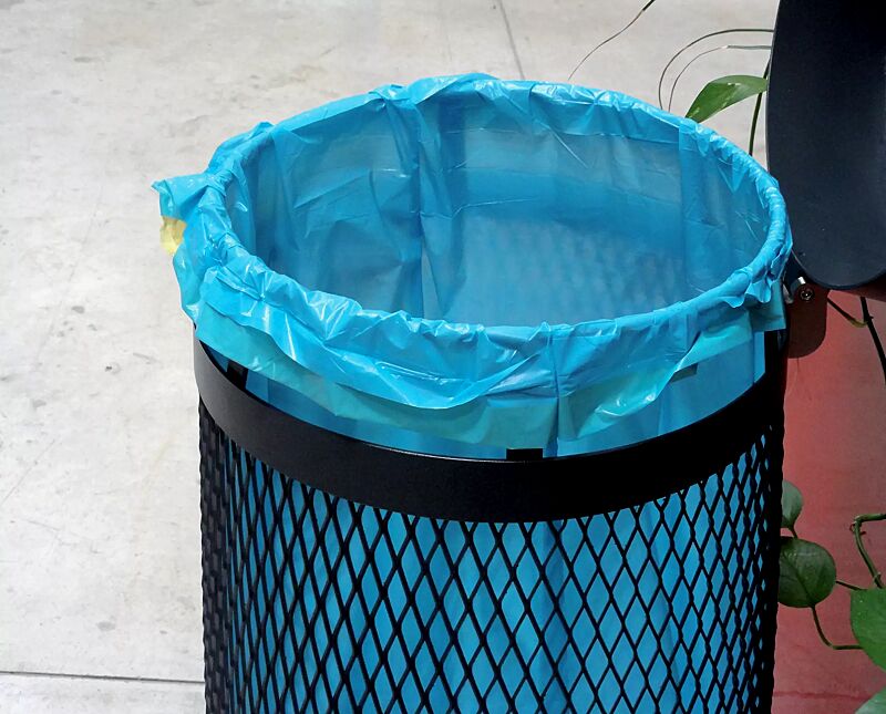 Detail: Abfallsackhalterung