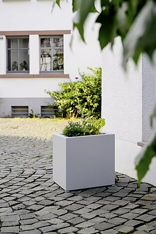 Pflanzbehälter MALOUT NEW, quadratisch, 35 Liter, Höhe 400 mm, Stahlteile in RAL 9006 weißaluminium