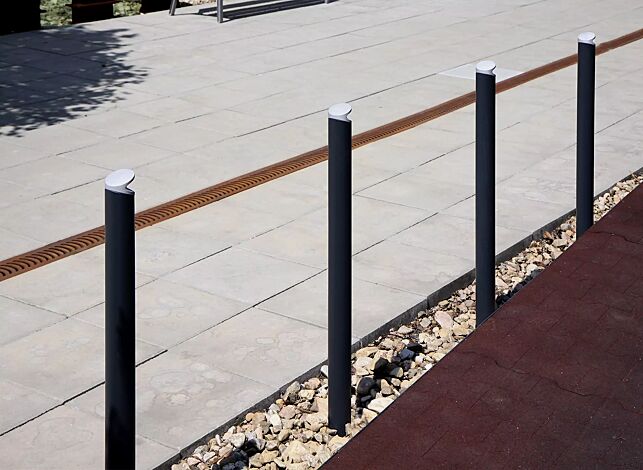 Poller BARD zum Aufdübeln bei -100 mm, in RAL 9005 tiefschwarz, Pollerkopf in RAL 9006 weißaluminium