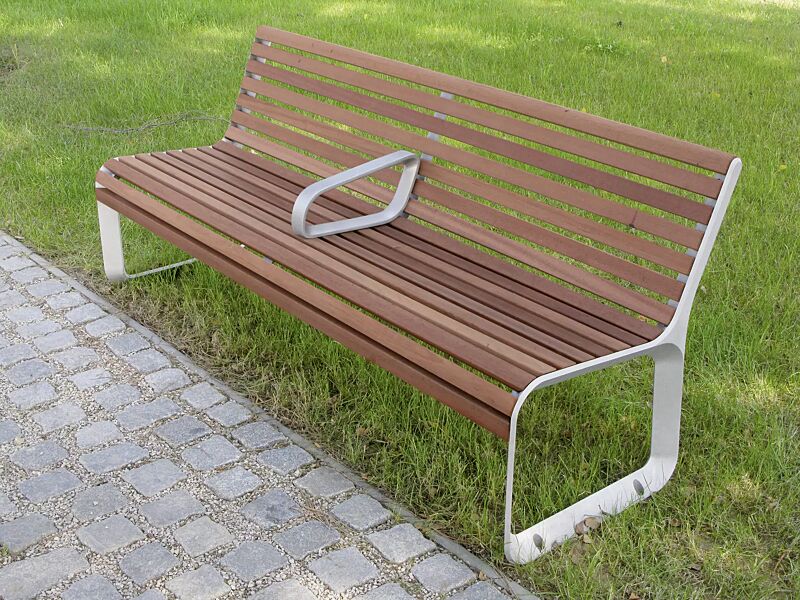 Sitzbank PORTIQOA mit Rückenlehne und einer Mittelarmlehne, mit Jatobaholzbelattung