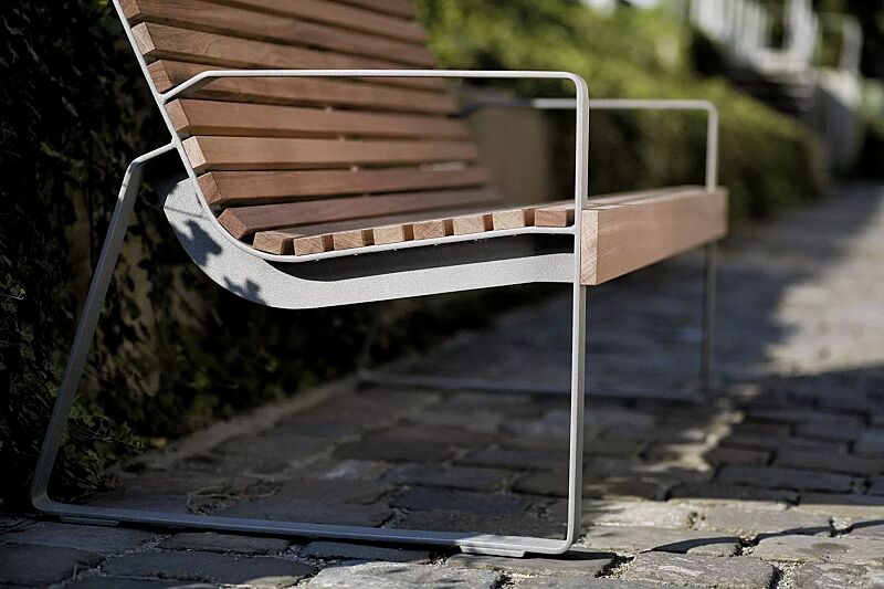 Sitzbank PREVA URBANA mit Rückenlehne und Armlehnen, mit Jatobaholzbelattung, Stahlteile in RAL 9007 graualuminium