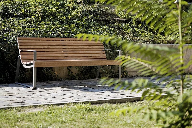 Sitzbank PREVA URBANA mit Rückenlehne und Armlehnen, mit Jatobaholzbelattung, Stahlteile in RAL 9007 graualuminium