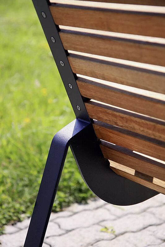 Sitzbank PREVA URBANA mit Rückenlehne und Armlehnen, mit Jatobaholzbelattung, Stahlteile in RAL 7016 anthrazitgrau