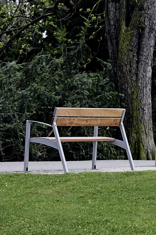 Sitzbank VERA mit Rückenlehne, mit Robinenholzbelattung, Stahlteile in RAL 9006 weißaluminium