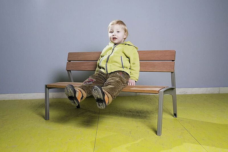 Kindersitzbank VERA mit Rückenlehne, mit Jatobaholzbelattung, Stahlteile in DB 703 eisenglimmer